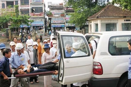 Xe khách đâm thẳng vào đám đông làm 14 người thương vong