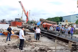 Máy đóng cọc be tông đổ, đè chết một người 