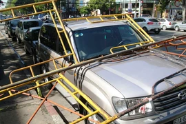 Dàn giáo công trình đổ sập, lái xe ôtô suýt chết