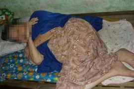 Bà cụ 85 tuổi đang ngủ bị cướp vàng