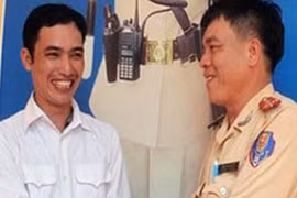 CSGT Hà Nội trả lại hồ sơ dự thi đại học cho thí sinh đánh rơi