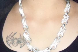 Thiếu nữ săm hình con nhện trên ngực, tàng trữ ma túy