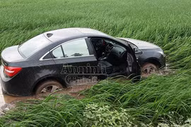 Xe Lacetti "bay" qua đường Quốc lộ, lao xuống ruộng lúa