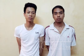 Nam thanh niên phi qua cửa kính xe taxi chạy trốn chủ nợ