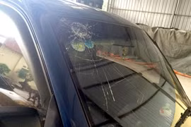 Nã đạn vào xe Lexus trên phố như phim hành động