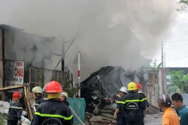 Vựa phế liệu bốc cháy dữ dội, sơ tán khẩn cấp 20 trẻ mầm non