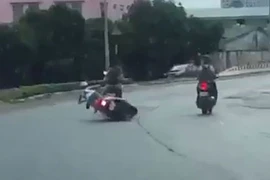 Xịt hơi cay, cướp xe máy đắt tiền và hơn 200 triệu đồng