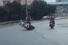 Xịt hơi cay, cướp xe máy đắt tiền và hơn 200 triệu đồng