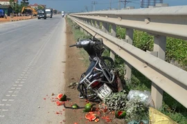 Thiếu quan sát khi qua đường sắt, một phụ nữ bị tàu đâm nguy kịch