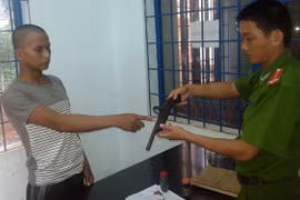 Dùng súng tự chế, bắn thẳng mặt bà chủ cửa hàng tạp hóa