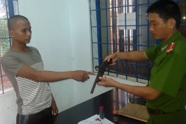 Dùng súng tự chế, bắn thẳng mặt bà chủ cửa hàng tạp hóa