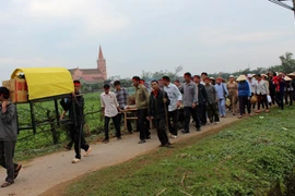Hàng trăm người dân đưa tang cá voi chết