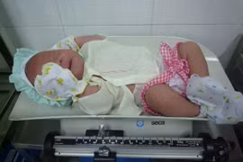 Bé trai 10 ngày tuổi bị bỏ rơi dưới gốc cây