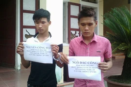 Bị truy đuổi, 2 cầu tặc dùng kiếm chống trả