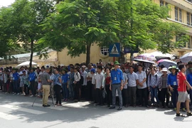 Đội nắng, sinh viên tình nguyện căng mình phục vụ kỳ thi đại học