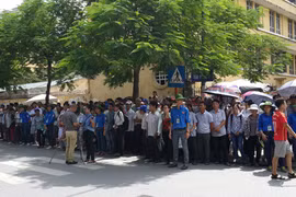 Đội nắng, sinh viên tình nguyện căng mình phục vụ kỳ thi đại học