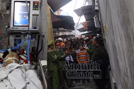 Phẫn nộ xem thực nghiệm hiện trường bố đánh con trai dã man bằng điếu cày