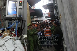 Phẫn nộ xem thực nghiệm hiện trường bố đánh con trai dã man bằng điếu cày