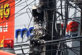 "Tơ trời" bốc cháy ngùn ngụt, dân hoảng loạn