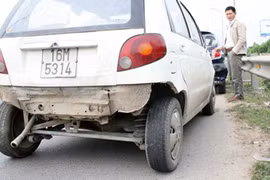 Phanh gấp, 7 xe ô tô tông vào đuôi nhau trên đường Thăng Long - Nội Bài