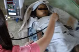 Bé gái đã "chết" đột ngột sống lại trong lễ tang