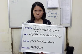 Liệt một tay vẫn "hành nghề 2 ngón" tại bệnh viện Bạch Mai