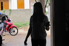 Quen nhau tại đám cưới, rủ nhau ra vườn cà phê chụp ảnh rồi hiếp dâm