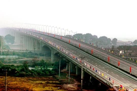 Nên và cần đổi tên 2 cầu lớn ở Hà Nội?