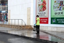 Một phụ nữ rơi từ lầu 20 của chung cư xuống đất, tử vong