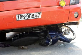 Xe máy lọt thỏm dưới gầm xe khách, 2 người thoát chết