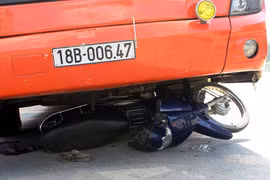Xe máy lọt thỏm dưới gầm xe khách, 2 người thoát chết