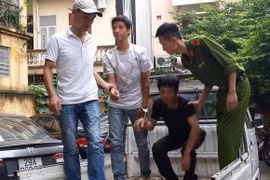 Bắt quả tang hai đối tượng "vặt" trộm gương xe ô tô chuyên nghiệp