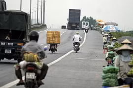 Bán hàng trên cầu Thanh Trì – hiểm họa từ sự vô ý thức