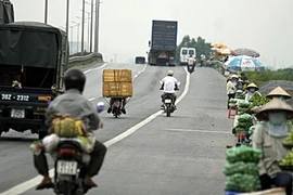 Bán hàng trên cầu Thanh Trì – hiểm họa từ sự vô ý thức