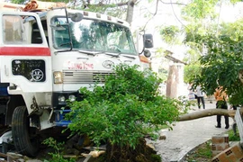 Xe tải mất lái đâm vào resort