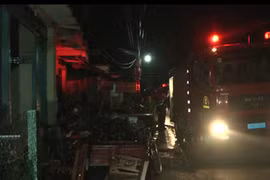 Kịp thời dập tắt vụ cháy cơ sở cao su trong khu dân cư