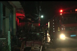 Kịp thời dập tắt vụ cháy cơ sở cao su trong khu dân cư