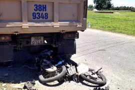 Đi ăn giỗ về, xe tải cán xe máy 2 người tử vong