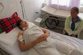 Phát hiện một thanh niên gục trên vũng máu tại bờ đê sông Lạch Tray