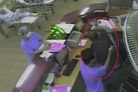 Đưa vợ đi cấp cứu, chồng côn đồ đánh nữ điều dưỡng mang bầu 7 tháng ngất xỉu