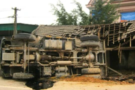 Vội tránh xe 4 chỗ, xe tải húc đổ nhà dân