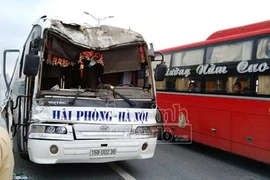 Xe khách tông vào đuôi xe bồn, hành khách hoảng loạn