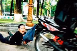 Nhốt bạn gái trong cây ATM để cướp xe máy