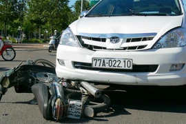 Xe ô tô Innova tông xe máy, 1 người bị thương