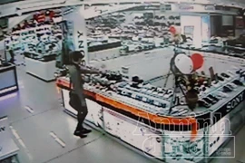 Cắt dây bảo vệ, lấy trộm máy ảnh trưng bày trong Pico Plaza