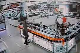 Cắt dây bảo vệ, lấy trộm máy ảnh trưng bày trong Pico Plaza