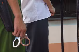 Khởi tố, bắt giam gã trai lừa ép thiếu nữ trẻ "quan hệ" để "trả nợ" cho bố