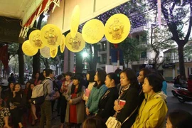 Xếp hàng từ sáng sớm mua vàng Ngày vía Thần tài