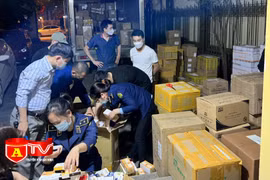 Kiểm tra xe ô tô dừng đỗ ven đường, phát hiện thiết bị y tế nhập lậu