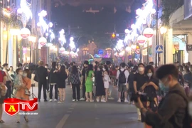 Xử phạt 2 đối tượng trông xe trái phép tại phố đi bộ Hồ Gươm